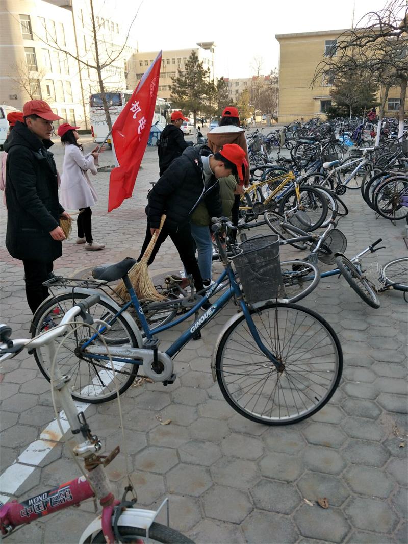 同学们正在进行摆放自行车