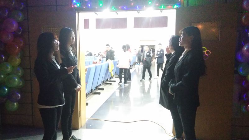 工作人员迎接大家入场